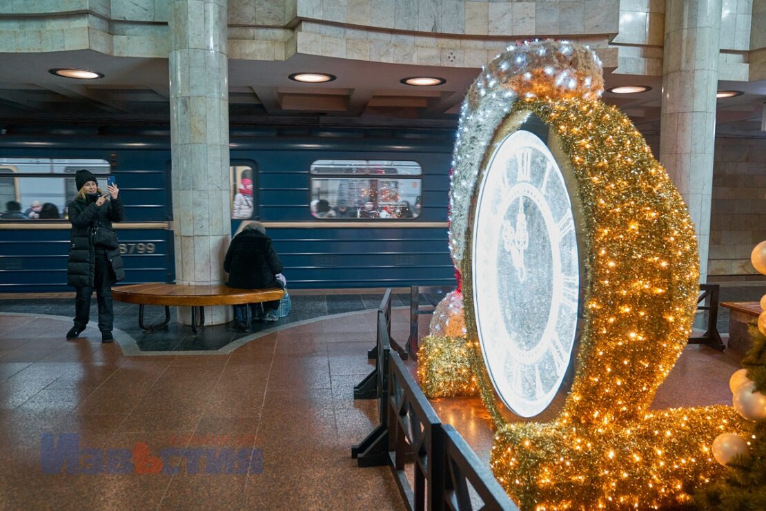 Новорічна ялинка на станції метро у Харкові засяяла вогнями (ФОТО)