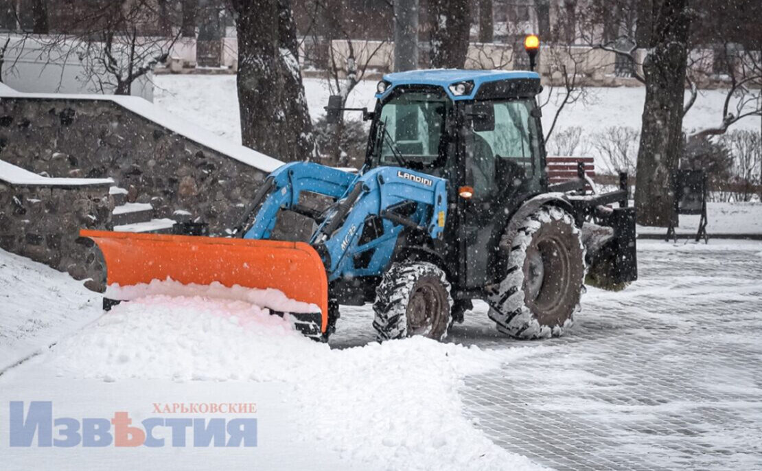 Новини Харкова: Комунальники розчищають сніг на вулицях 14.12.2022