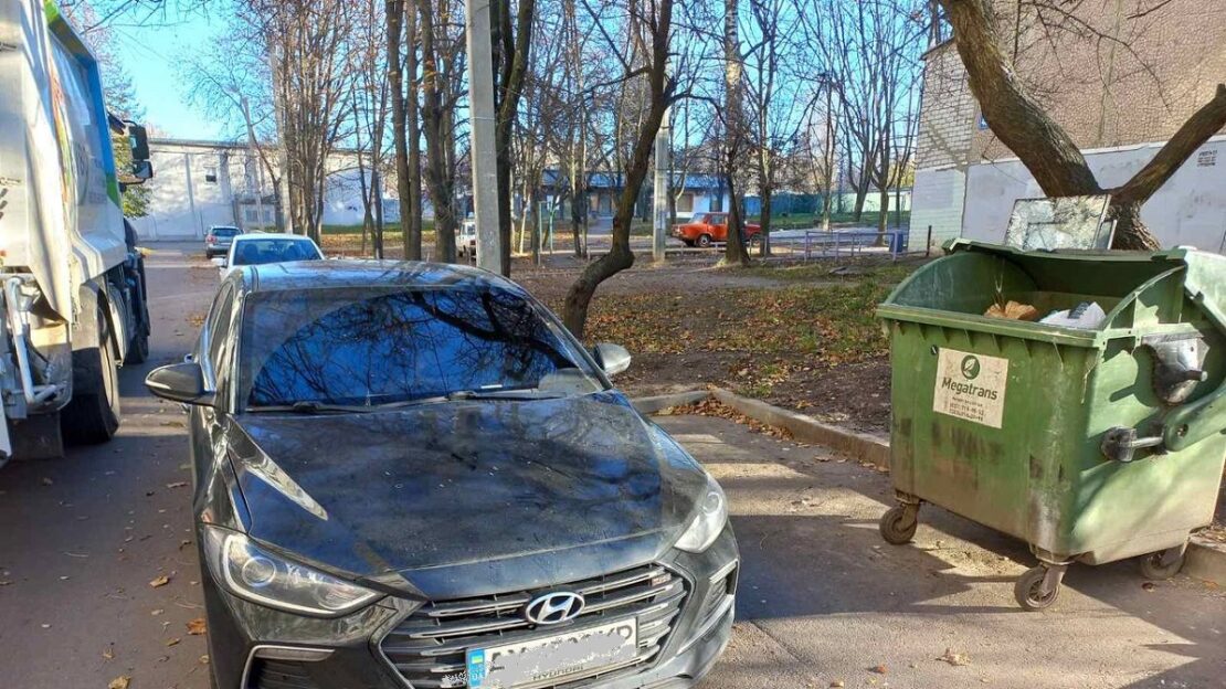 Новини Харкова: Авто заважають вивозу сміття - комунальники звернулися до поліції