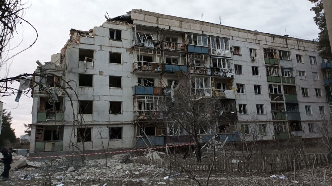 Росіяни вдарили ракетами по житловій багатоповерхівці під Харковом - фото