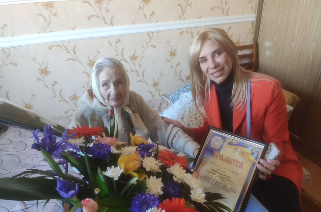 Новини Харкова: Жительку Слобідського району привітали зі 100-річним ювілеєм