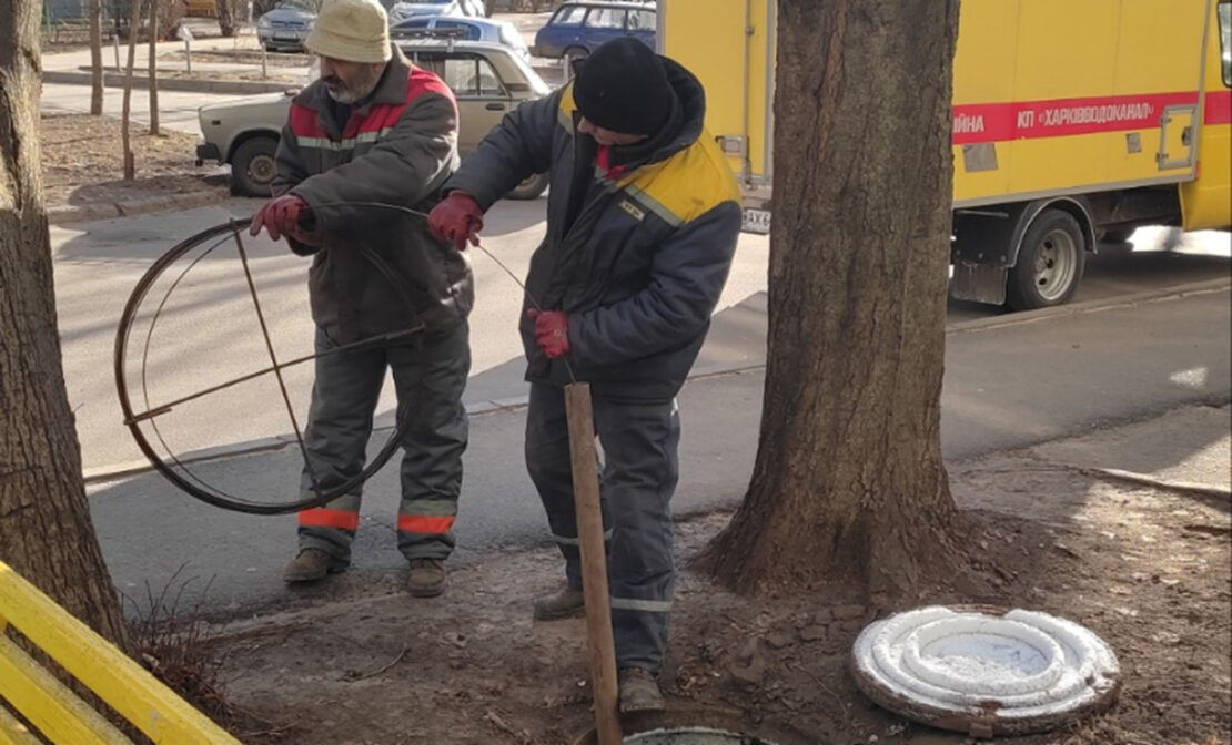 Харківські комунальники ремонтують внутрішньобудинкові системи