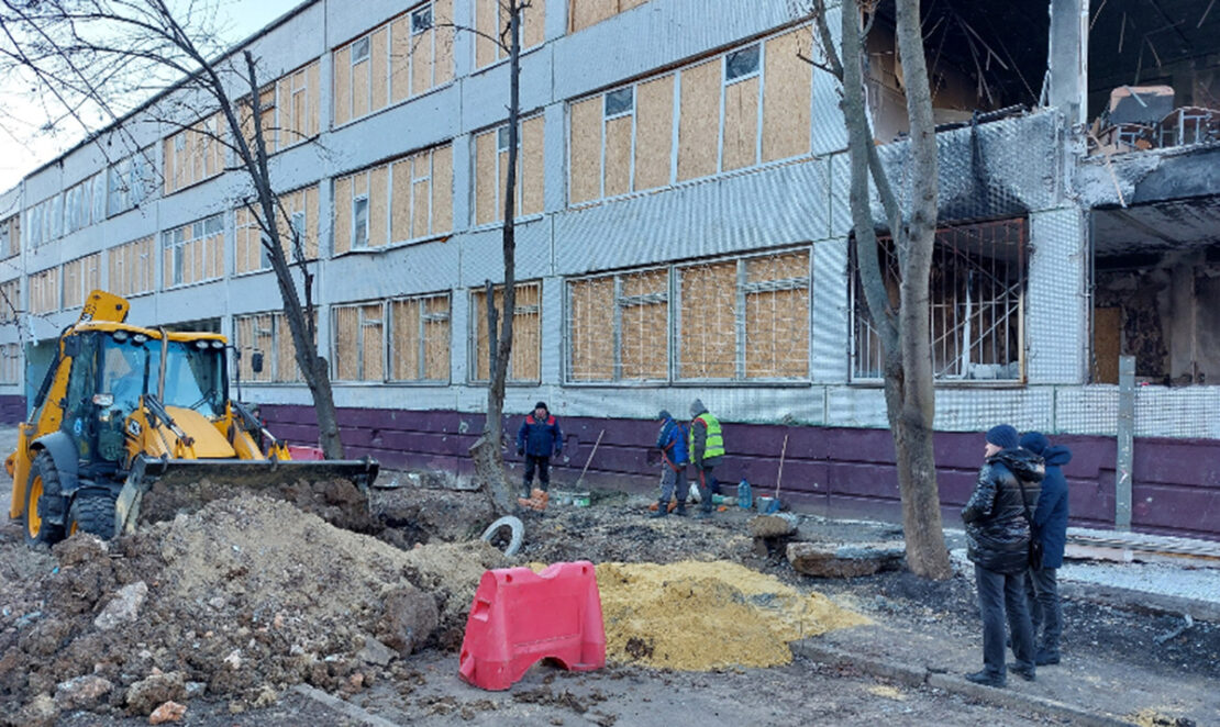 У Харкові відновили зруйнований обстрілами каналізаційний колодязь 