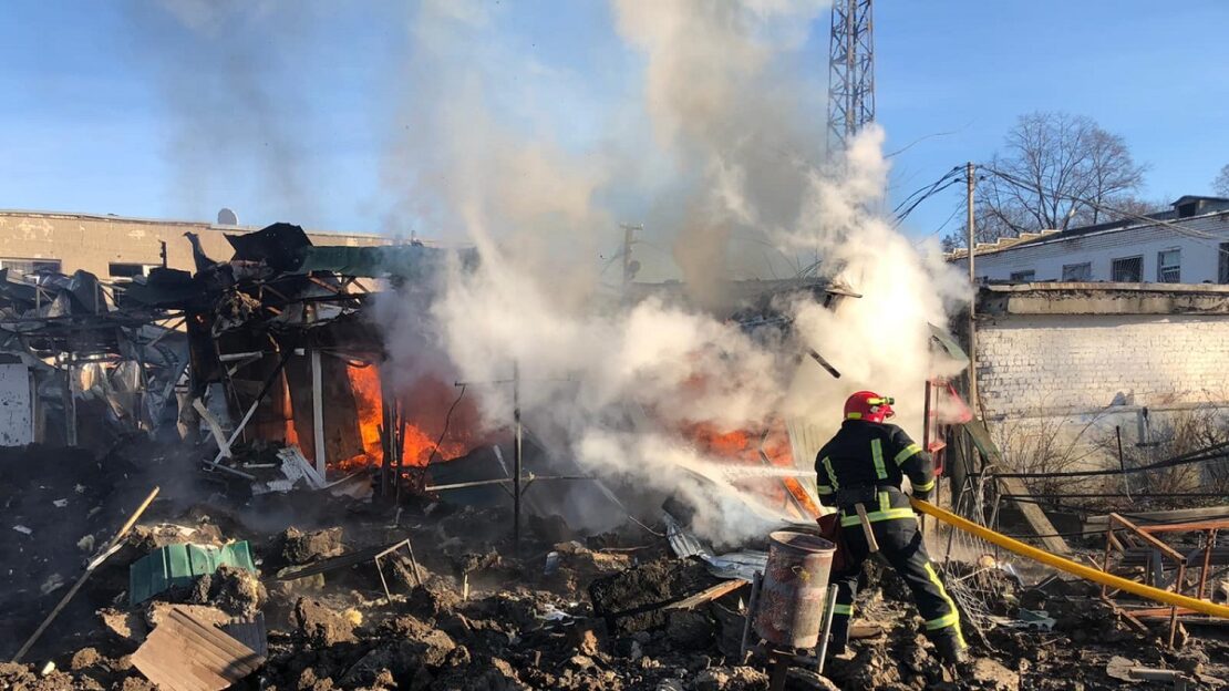 На Харківщині завершили аварійно-рятувальні роботи на місці ракетного удару в смт Шевченкове