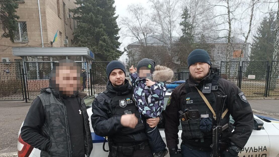Новини Харкова: Трирічний хлопчик втік від няні з квартири на вулицю