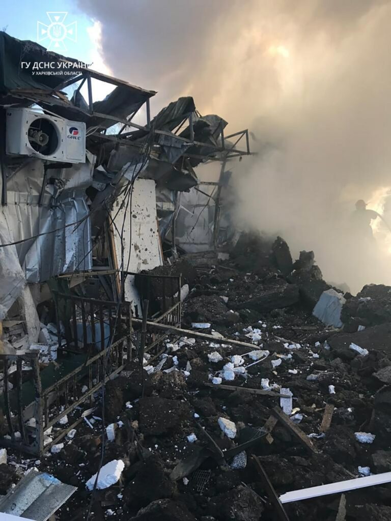 На Харківщині завершили аварійно-рятувальні роботи на місці ракетного удару в смт Шевченкове