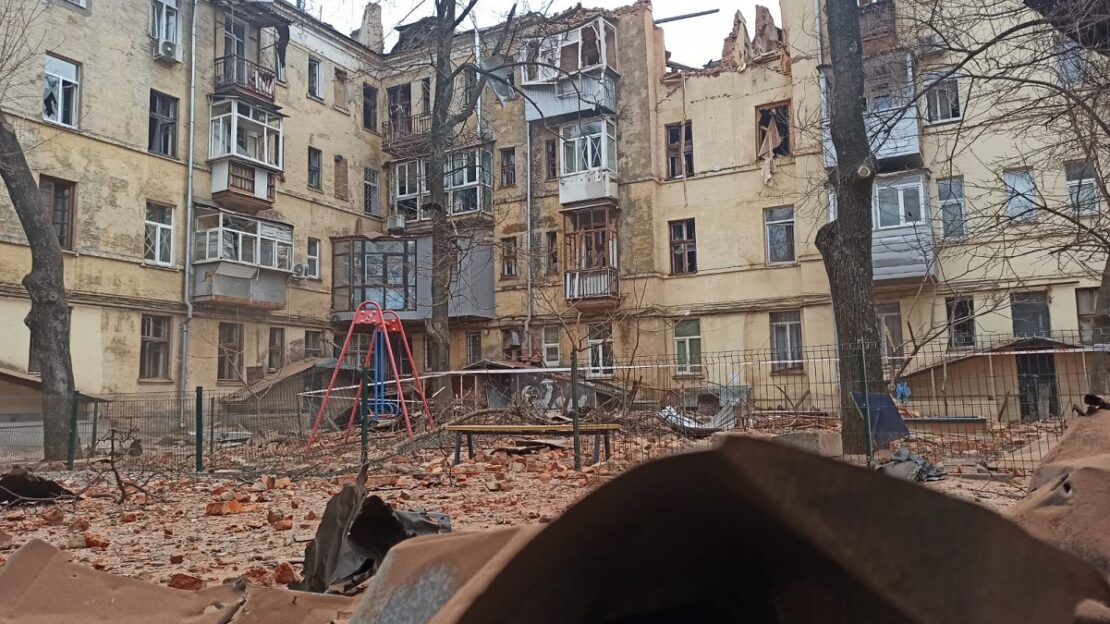 В розбитий ракетою будинок в Харкові частково подали тепло, воду та газ