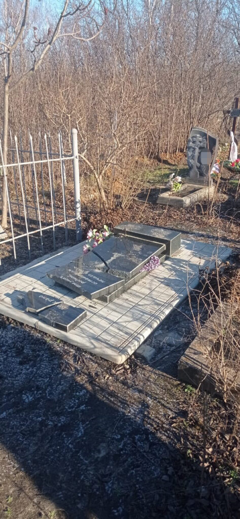 на Харківщині чоловік вчинив наругу над могилами у селі Василівка Перша