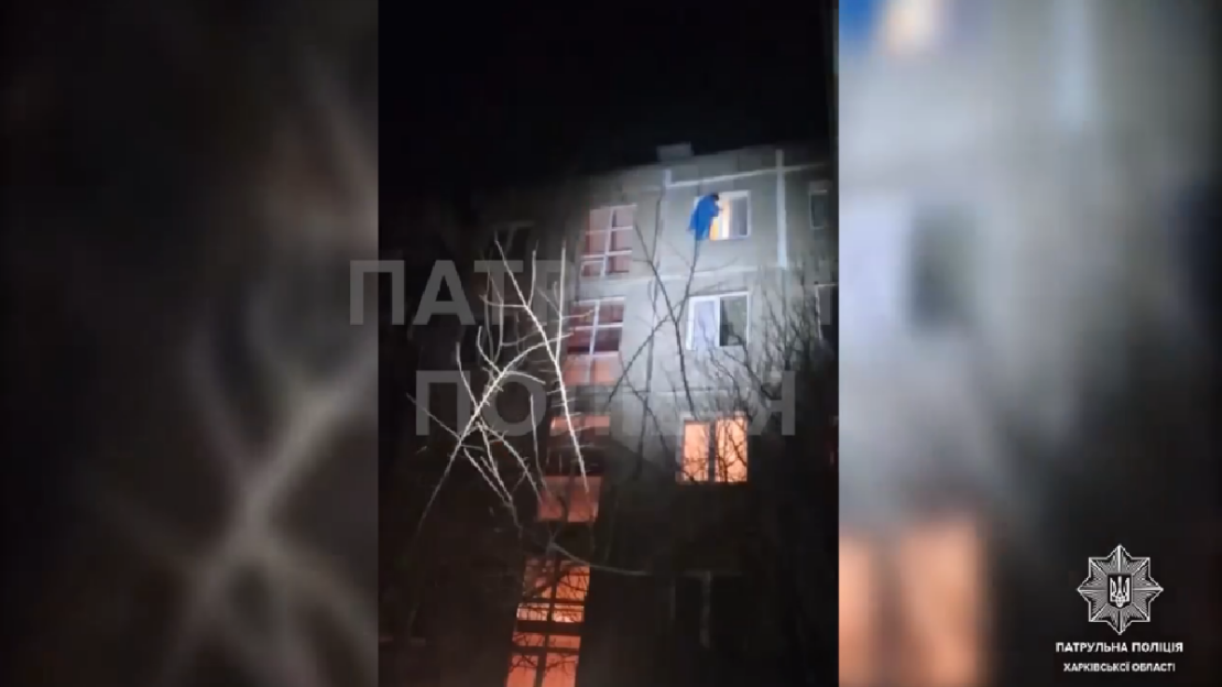В Харкові патрульні завадили жінці вийти у вікно 5 поверху (відео)