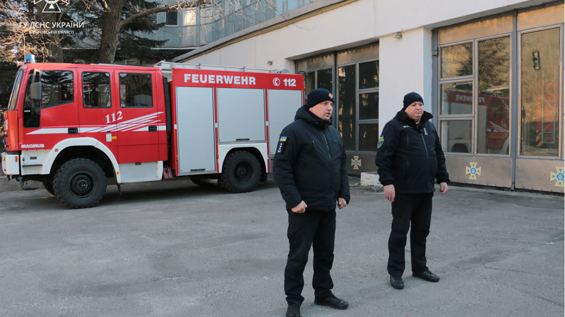 Пожежний автомобіль отримали від волонтерів бійці ДСНС Харкова