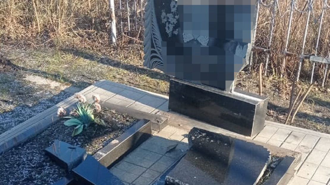 на Харківщині чоловік вчинив наругу над могилами у селі Василівка Перша