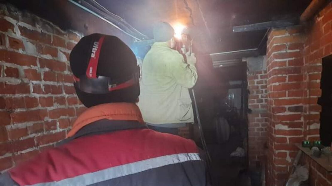У зруйнованому ракетою будинку в Київському районі відновили водопостачання