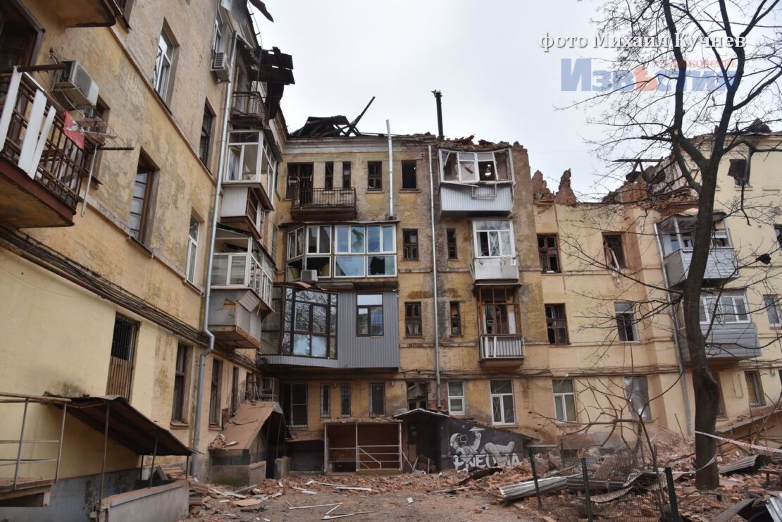 У будинку в Київському районі, що постраждав від нічного обстрілу, відновлюють водопостачання