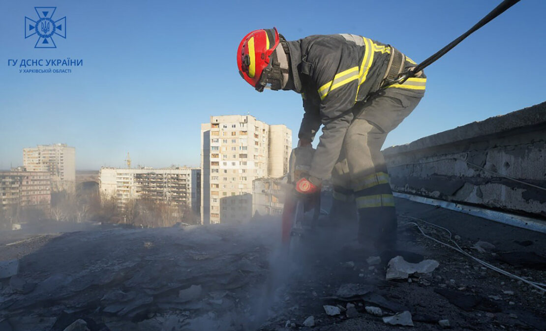 Харківські рятувальники допомагають відбудовувати місто-герой 