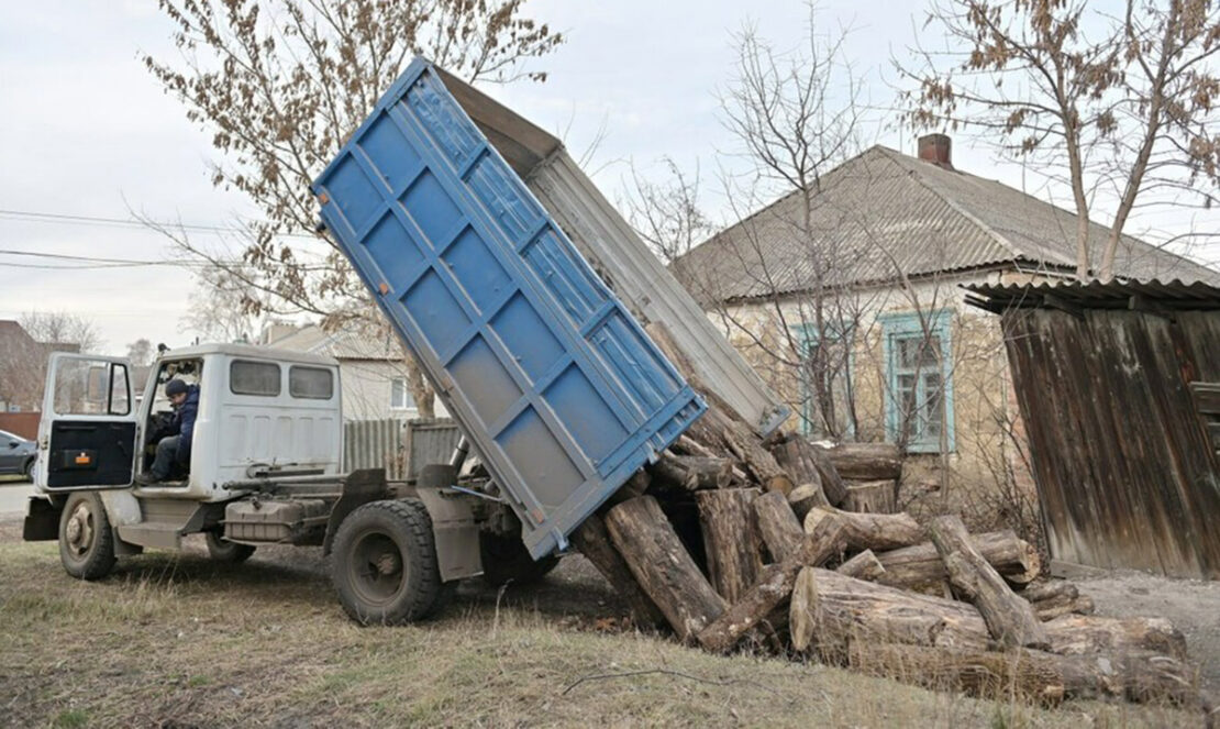 Жителям Харківщини роздали понад 40 тисяч кубометрів дров