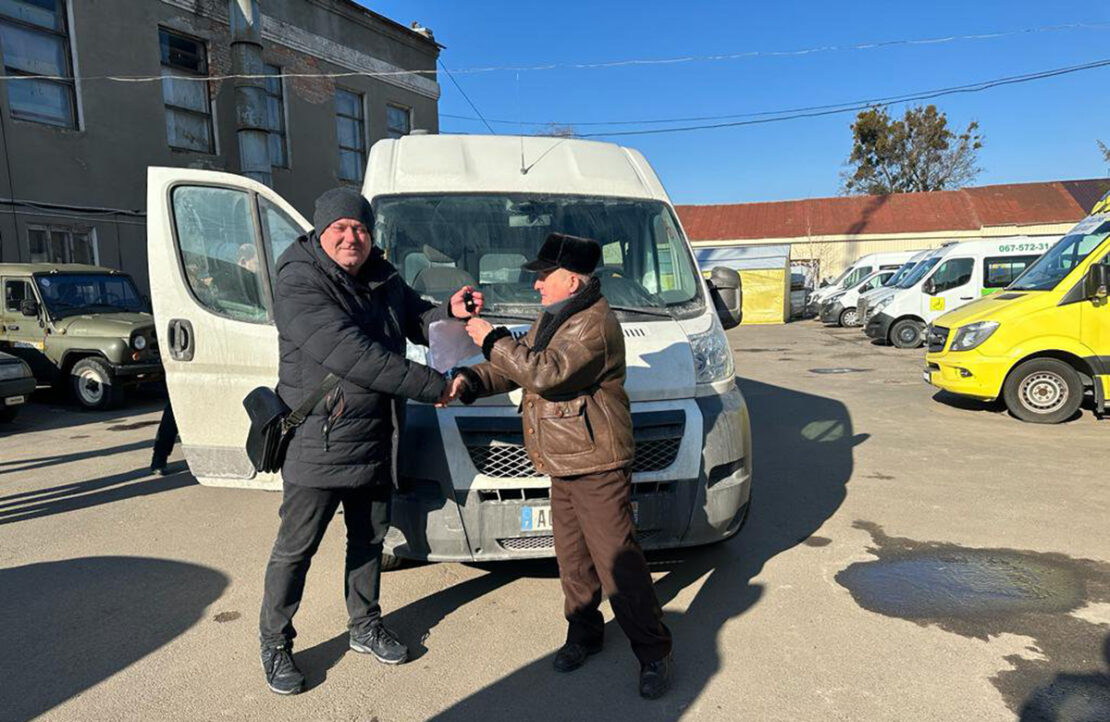 Харків отримав автомобіль для перевезення маломобільних людей