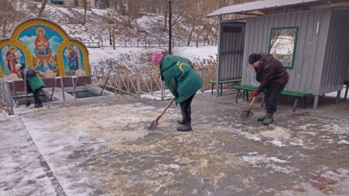 У Харкові комунальники прибирають сніг та обробляють вулиці 