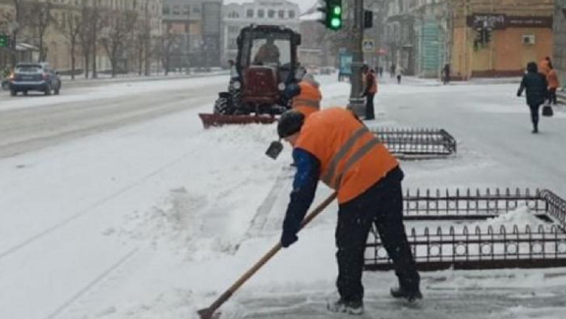 Більше 2000 комунальників прибирають сніг в Харкові 
