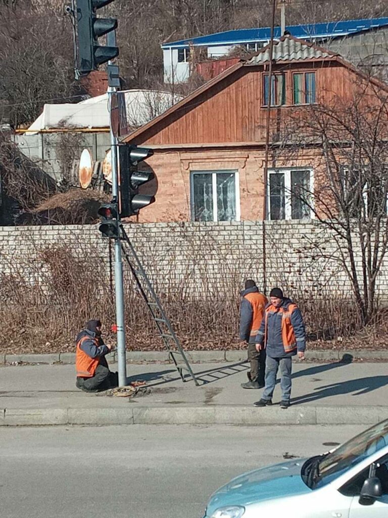 У Харкові ремонтують світлофори та встановлюють нові дорожні знаки 