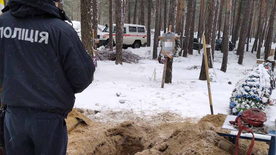 В Ізюмі на Харківщині ексгумували тіло чоловіка - загинув від обстрілу