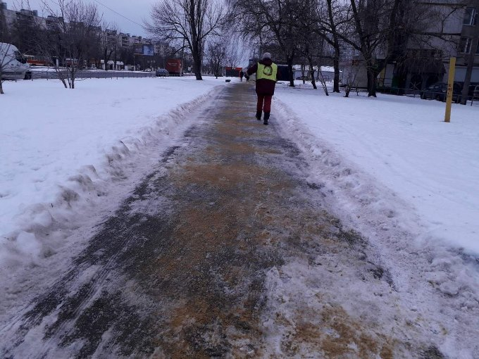 Новини Харкова: комунальники прибирають вулиці від снігу