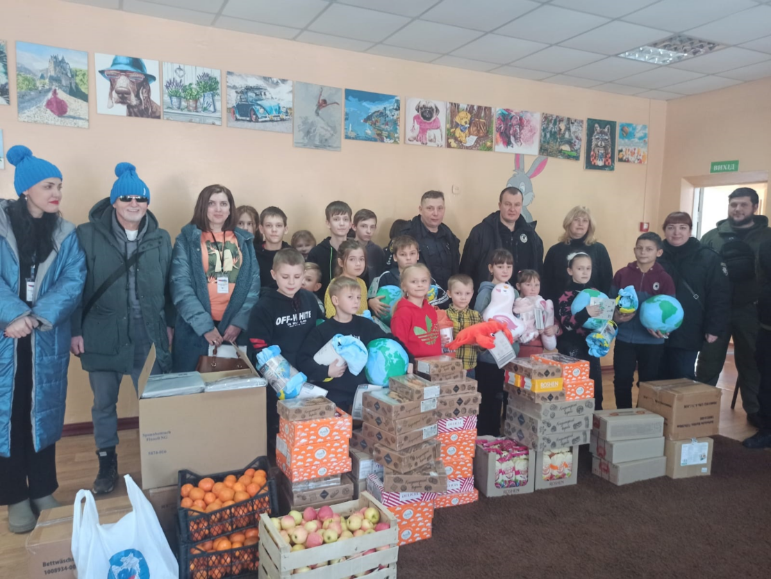 Новини Харкова: поліцейські доставили гуманітарну допомогу до дитячого будинку 