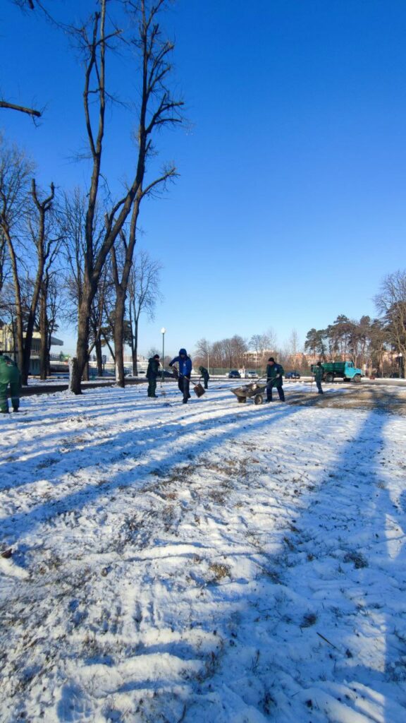 В Центральному парку Харкова прибирають наслідки ракетного удару 