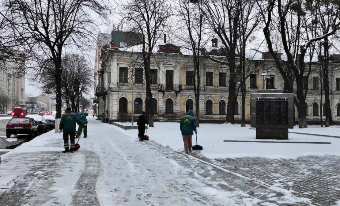 Новини Харкова: Дві тисячі комунальників прибирають сніг 1.02.2023