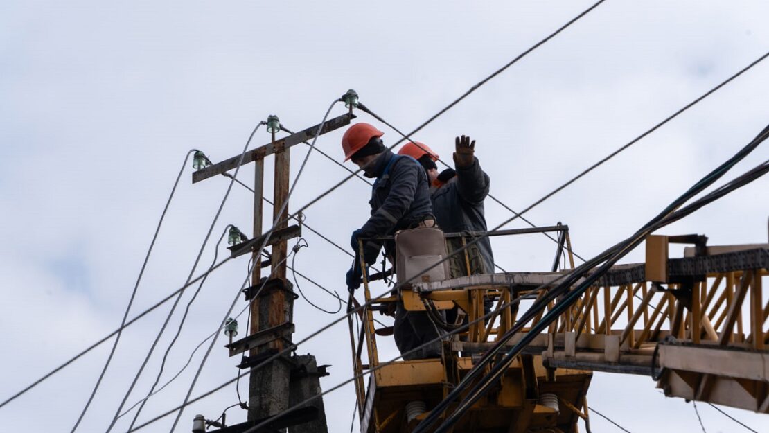 Енергетики відновлюють електромережу у селі Циркуни 