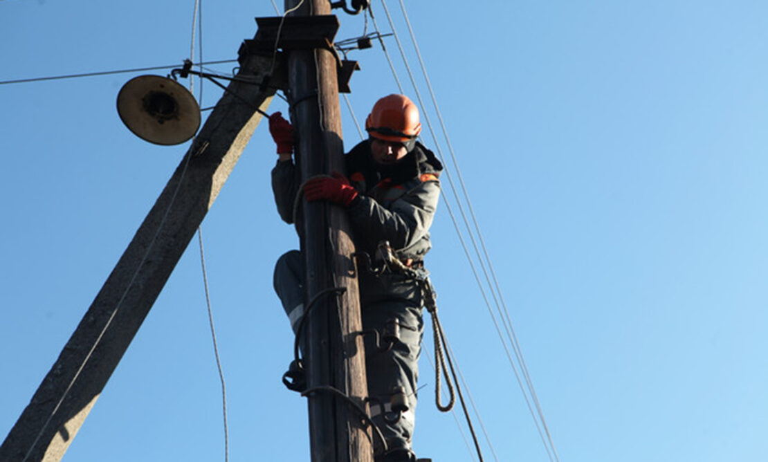 Харківські енергетики відновили електропостачання в селі Оскіл 