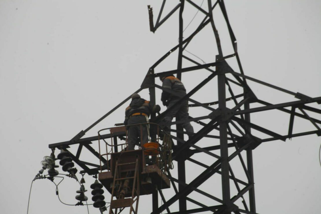 Харківські енергетики потрапили під обстріл у Вовчанську (фото)