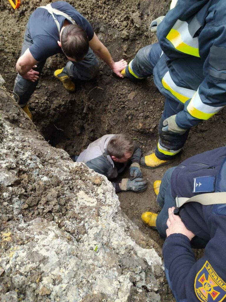 На Харківщині рятувальники викопували чоловіка з траншеї