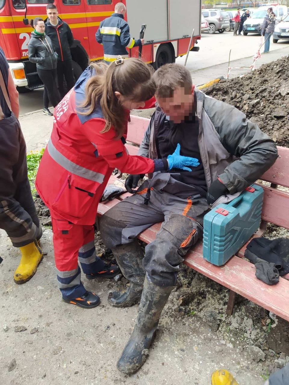 На Харківщині рятувальники викопували чоловіка з траншеї