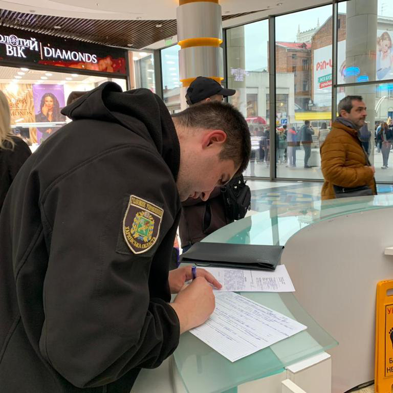 Новини Харкова: поліцейські провели профілактичний рейд в ТРЦ міста