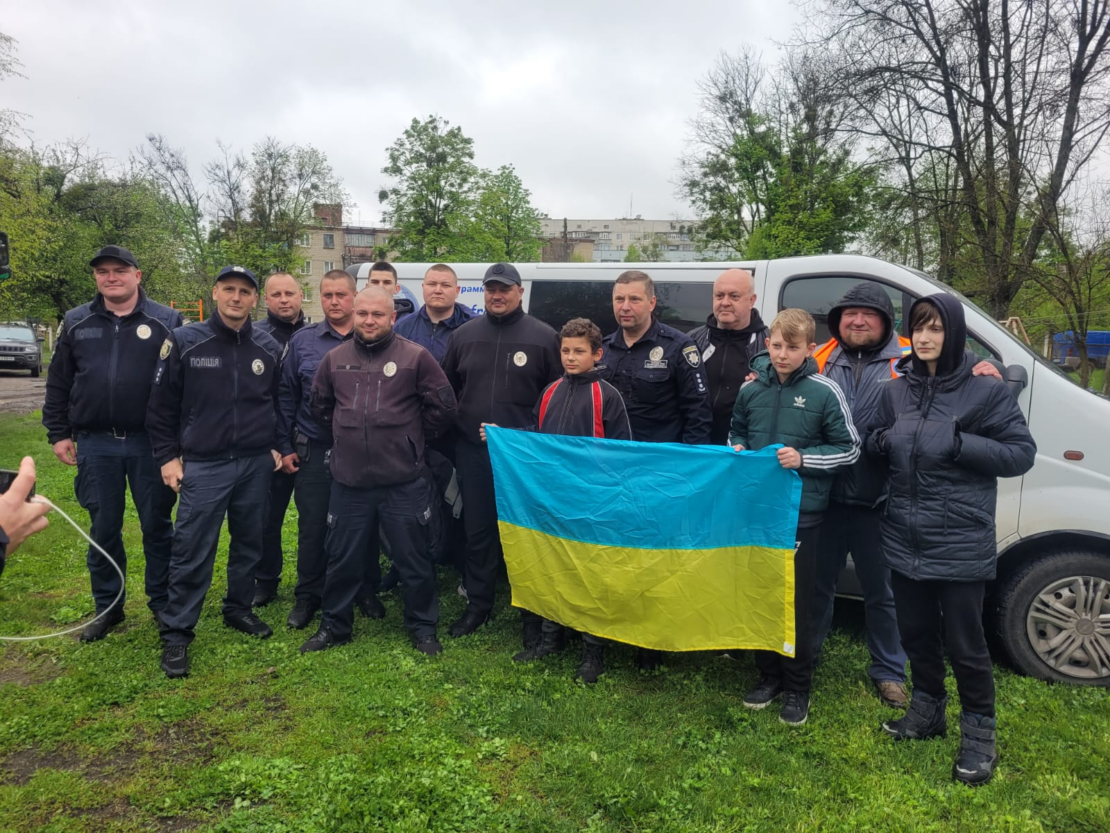Новини Харкова: поліцейські доставили гуманітарну допомогу мешканцям області 