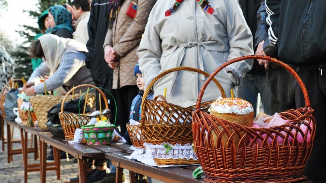 Великдень-2023 у Харкові: освячення пасок та робота кладовищ
