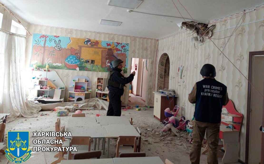 Російські військові обстріляли дитячий садок на Харківщині (фото)