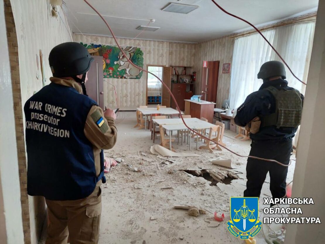 Російські військові обстріляли дитячий садок на Харківщині (фото)