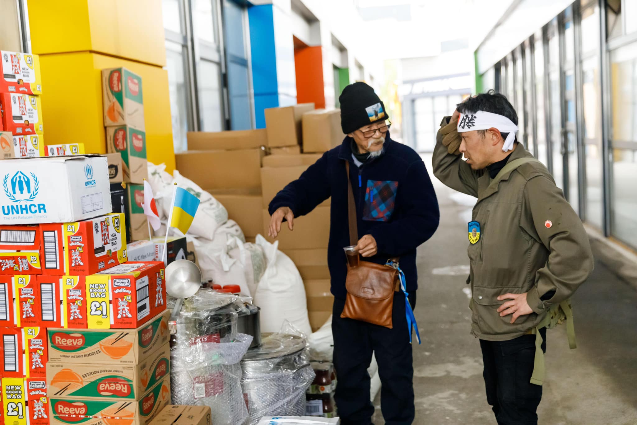 Японець, що безкоштовно кормить харків'ян, отримав кілька тонн продуктів (фото)