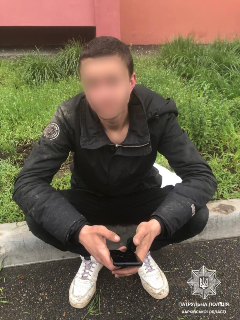 У Харкові поліцейський патруль виявив наркотики у двох перехожих (фото)