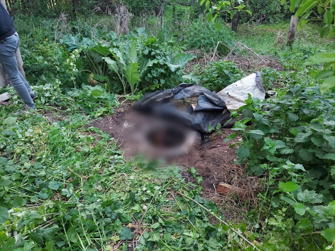На Харківщині чоловік убив знайомого та скинув тіло у зливну яму (фото)