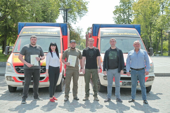 Міжнародні партнери передали Харківщині два санітарні автомобілі