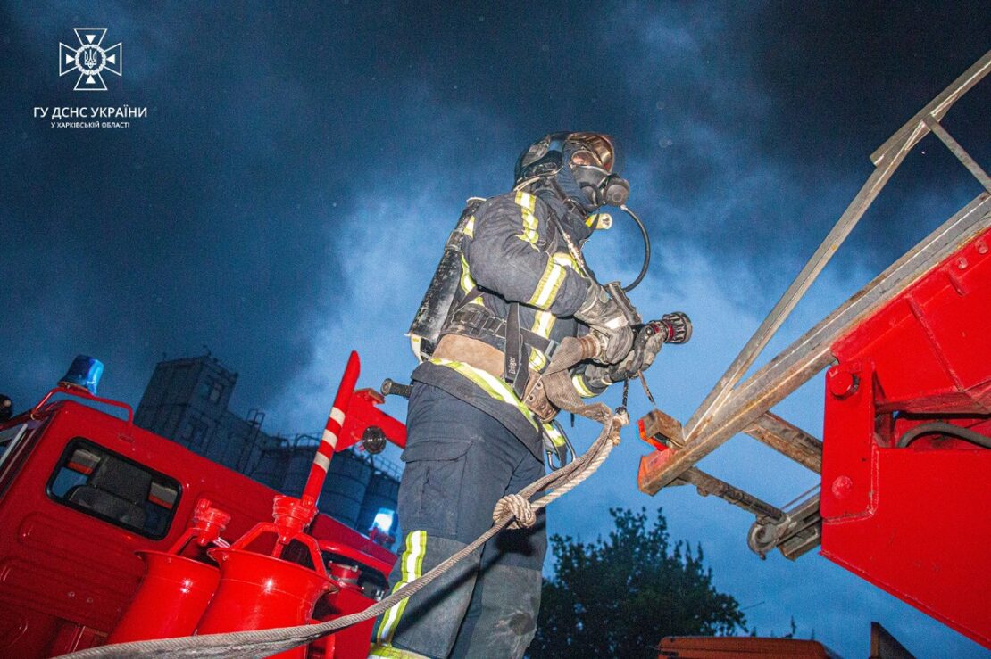 У ДСНС показали кадри роботи рятувальників після нічної атаки БПЛА на Харків (фото)