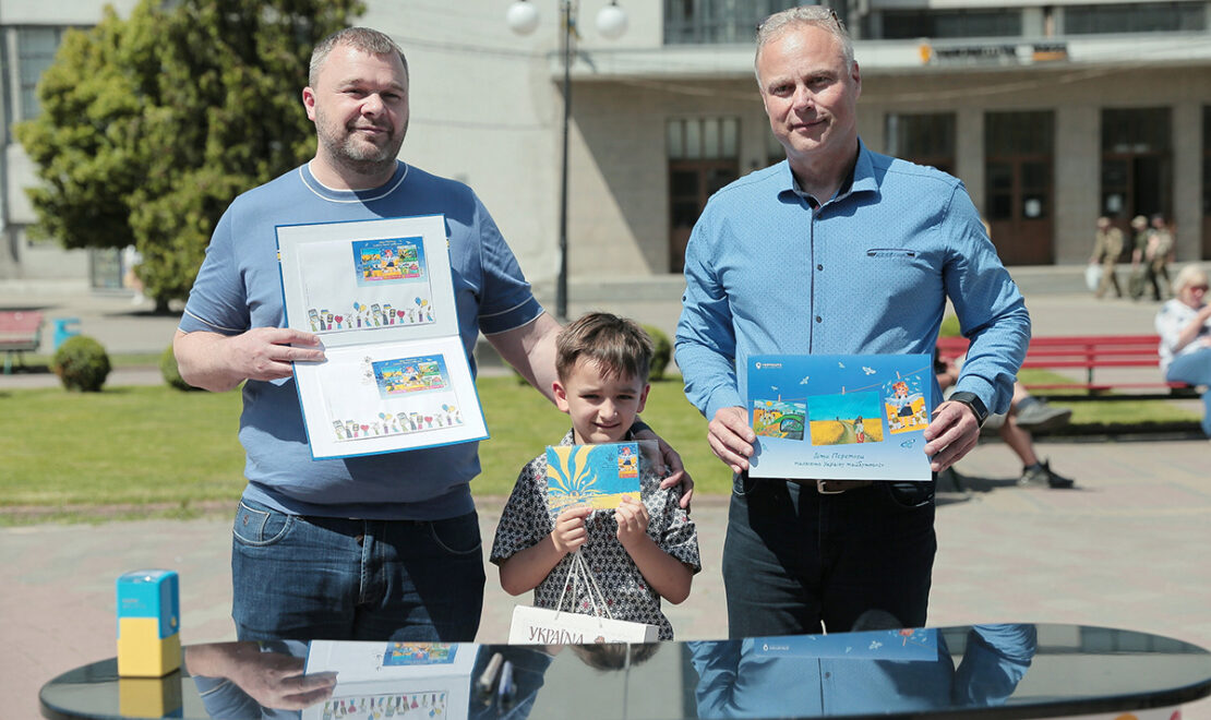 У Харкові погасили поштову марку до Дня захисту дітей 