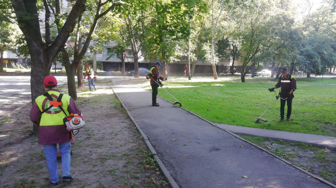 Харківські комунальники приводять до ладу зелені зони