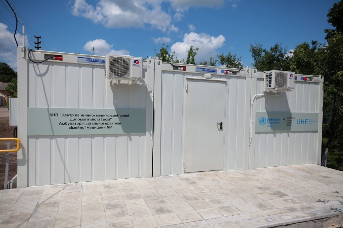 Зруйновану лікарню в Ізюмі замінила модульна амбулаторія (фото)