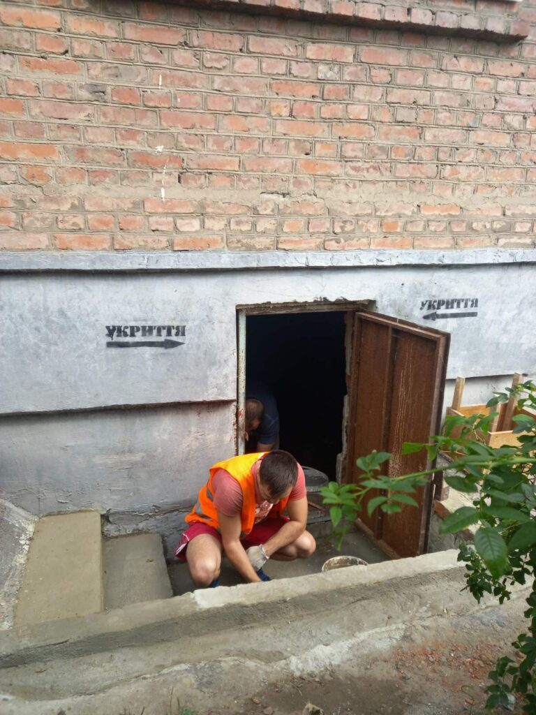 У районах Харкова триває підготовка укриттів (фото)