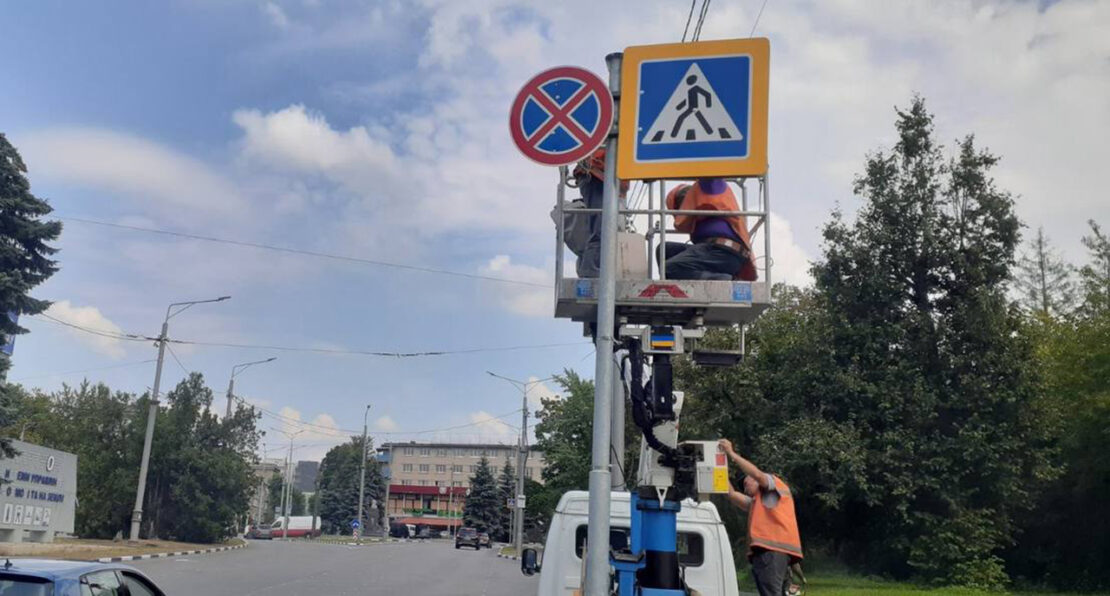 У Харкові продовжують встановлювати нові дорожні знаки (фото)