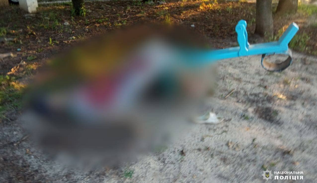 У Чугуєві знайшли труп на дитячому майданчику (фото)