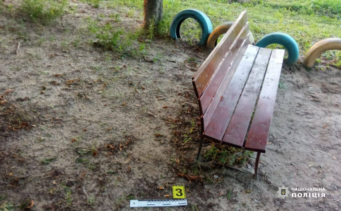 У Чугуєві знайшли труп на дитячому майданчику (фото)